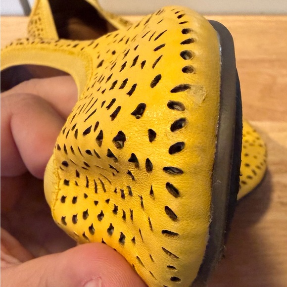 Vionic women's Robyn Buttercup yellow perforated design ballet flats size 8 - Picture 7 of 7